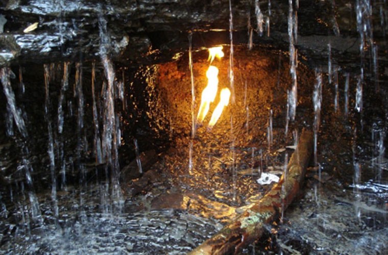 Ngọn lửa rực cháy hàng nghìn năm này nằm trong thác nước Eternal Flame, công viên Chestnut Ridge, New York (Mỹ).